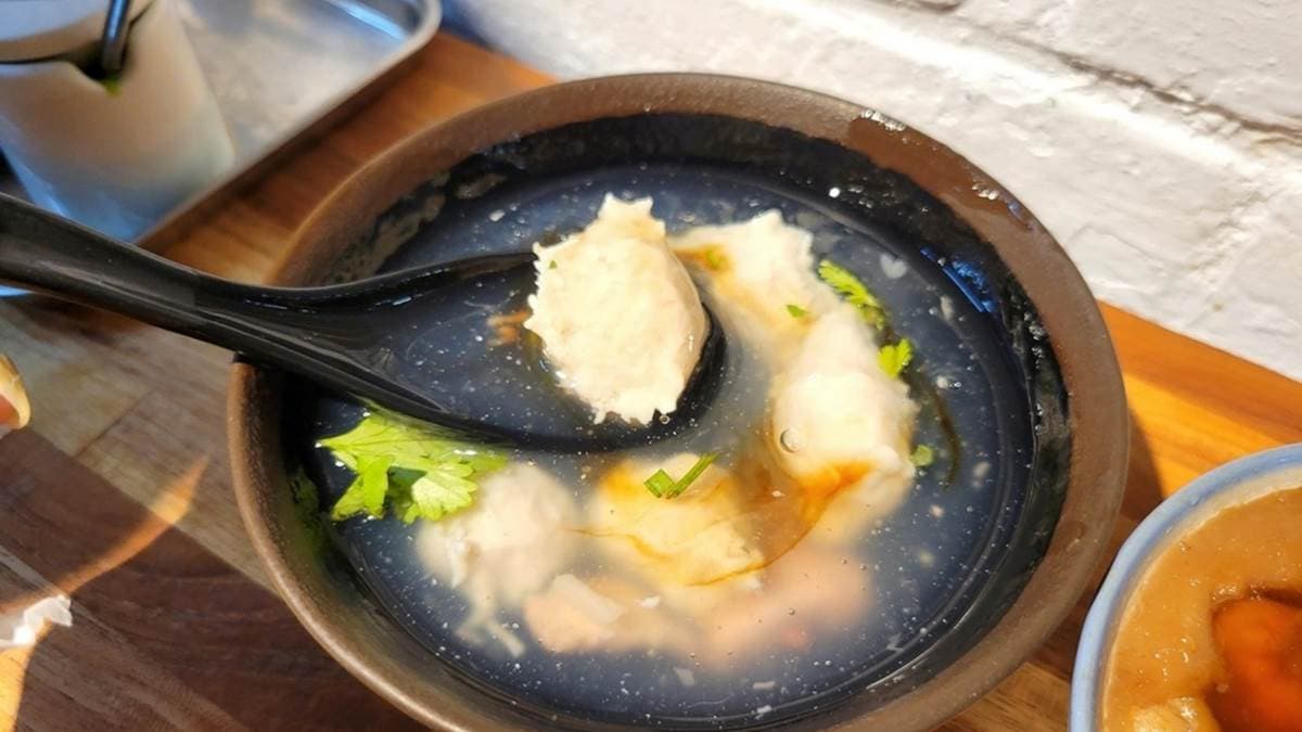 魚羹的湯底使用鮮蔬大骨熬煮，味道清甜、很順口。（圖片來源：專業噗嚨共MISO吃走）