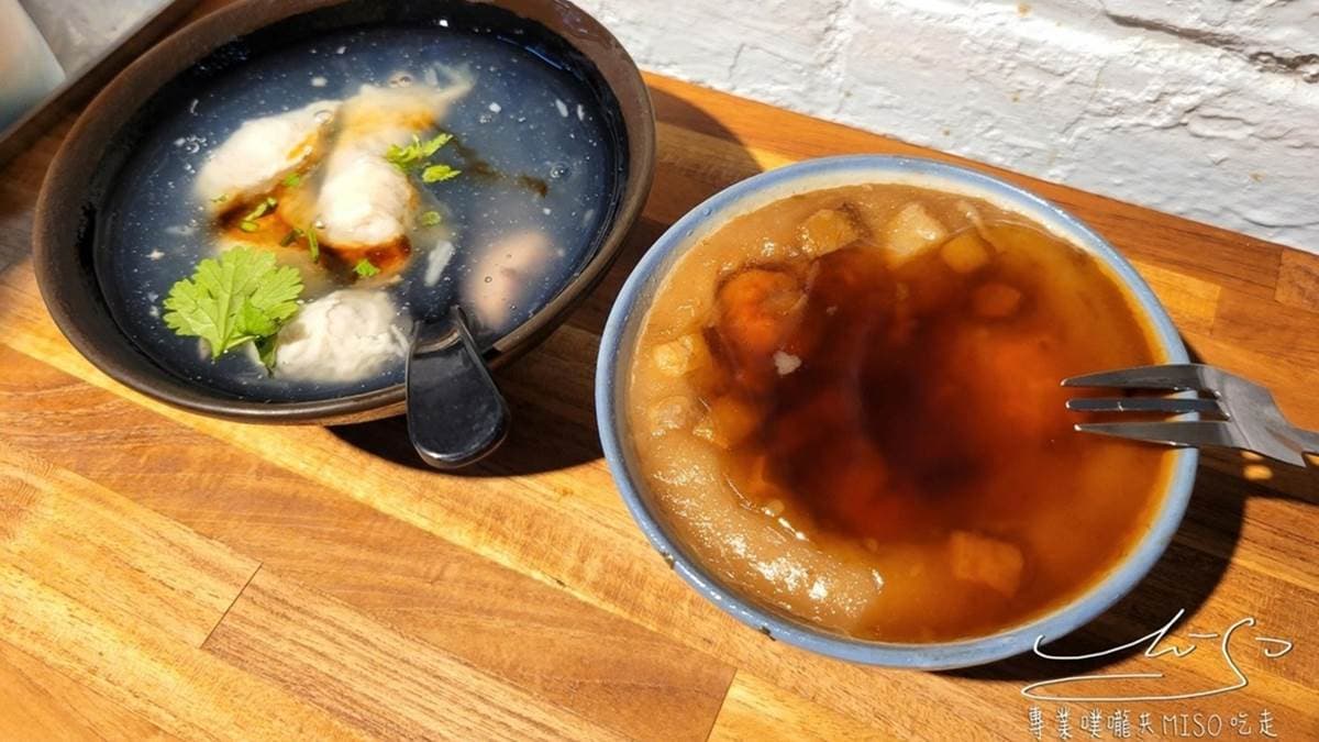 除了碗粿，許多觀光客也會點魚羹一起吃。（圖片來源：專業噗嚨共MISO吃走）