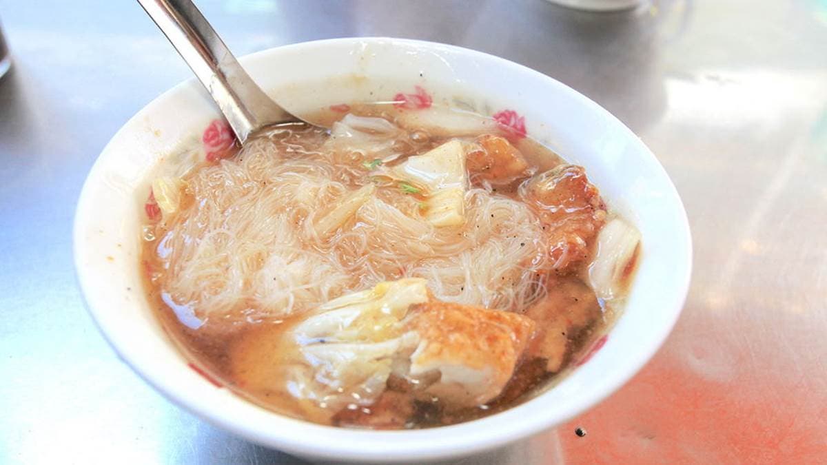 米粉吸滿了羹湯的湯汁，麵條軟Q又順口。（圖片來源：樂天小高の美食之旅）