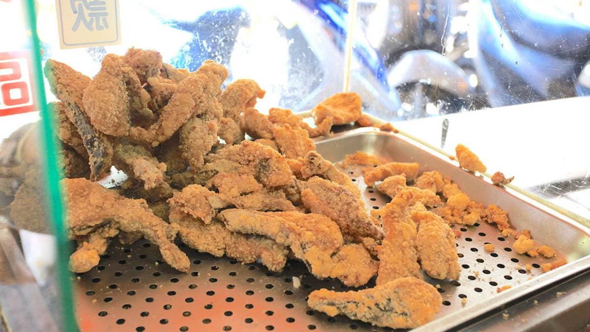 長條形的炸土魠魚塊是台南的特色美食之一。（圖片來源：樂天小高の美食之旅）