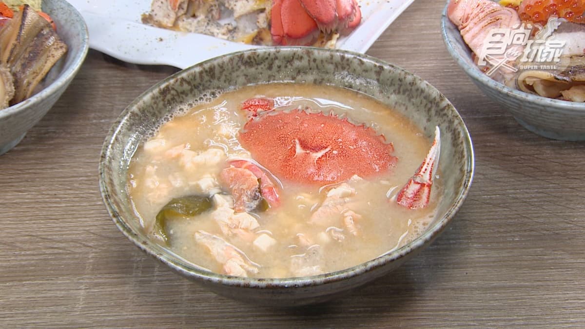 50元爽嗑螃蟹味噌湯！台北高CP值日料藏身市場，大碗公裝滿魚蝦鮮味爆表