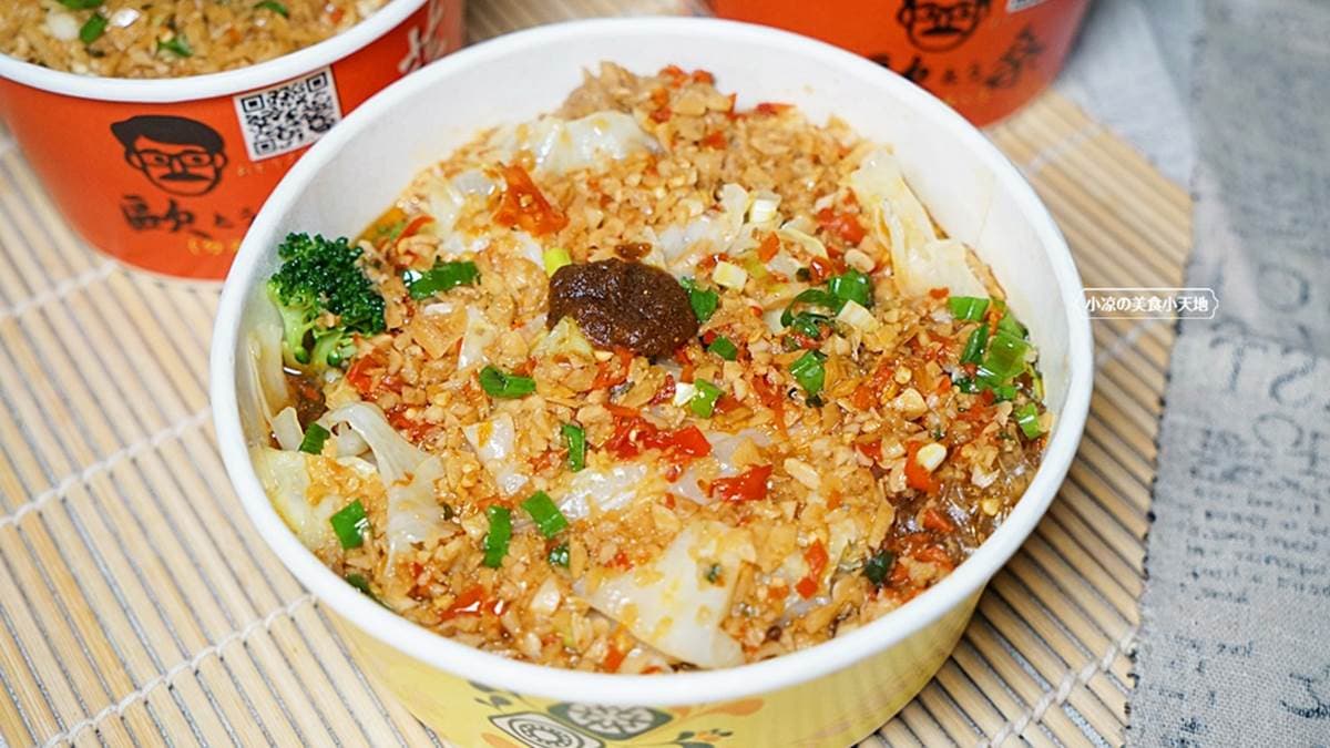 點蒜味拌麵或蒜味寬粉，除了淋上特製醬汁，還會再加１匙鹹香拌麵醬。（圖片來源：小涼的美食小天地）