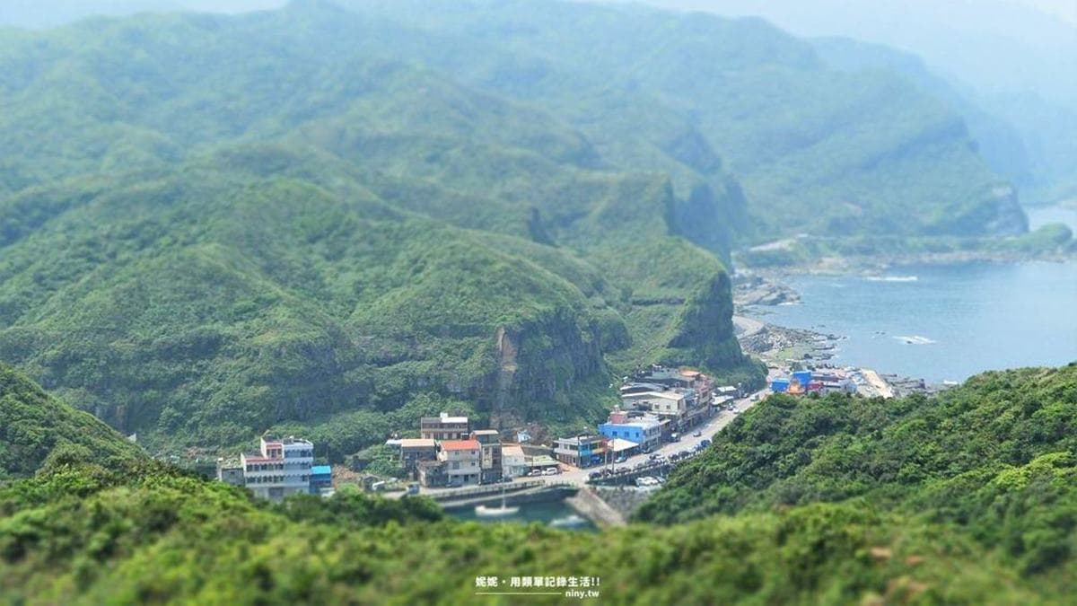 在上面可以看到遠處的灣岬及山腳下的鼻頭漁港，非常迷你可愛。（圖片來源：妮妮˙ˇ˙用類單記錄生活!!）