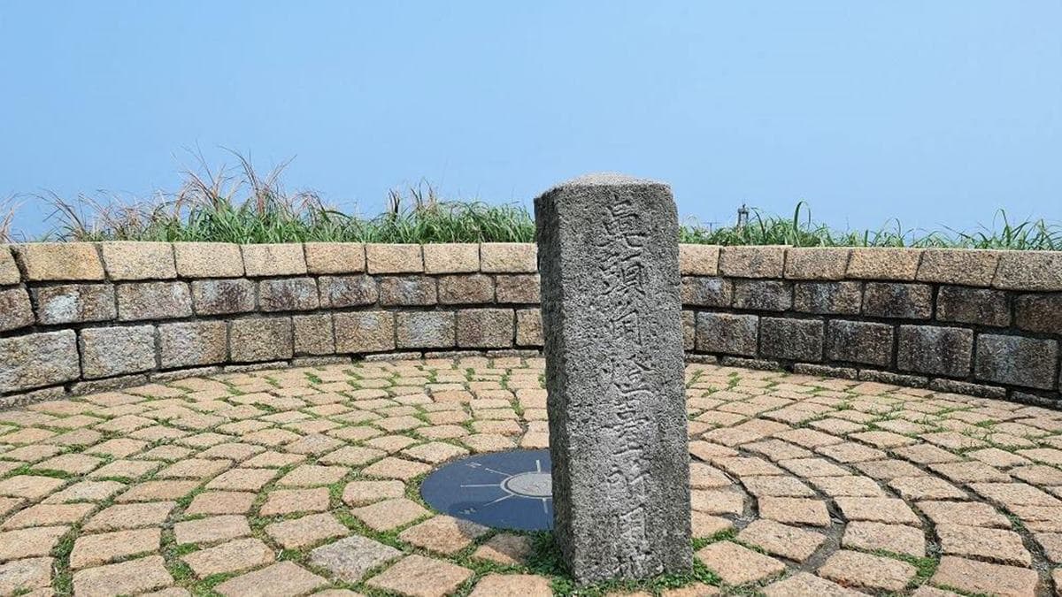 途中還會經過鼻頭角燈臺所用地「石碑廣場」。（圖片來源：妮妮˙ˇ˙用類單記錄生活!!）