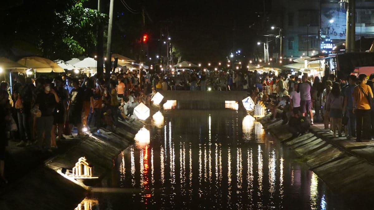 夜間亮燈的水圳，有種中國江南水岸結合日本小樽運河的景致。（圖片來源：阿捷的打飯班）
