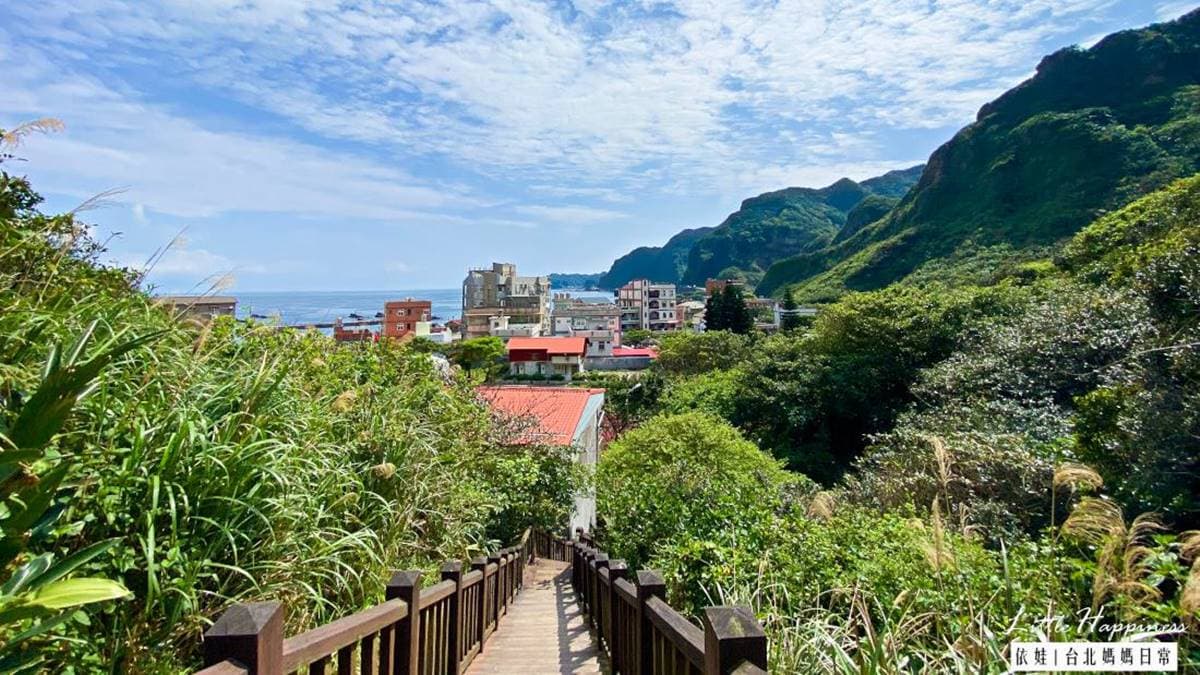 從沿著山勢搭建而上的木質階梯回頭望，可以看到山下的南雅漁村。（圖片來源：依娃旅行小確幸）