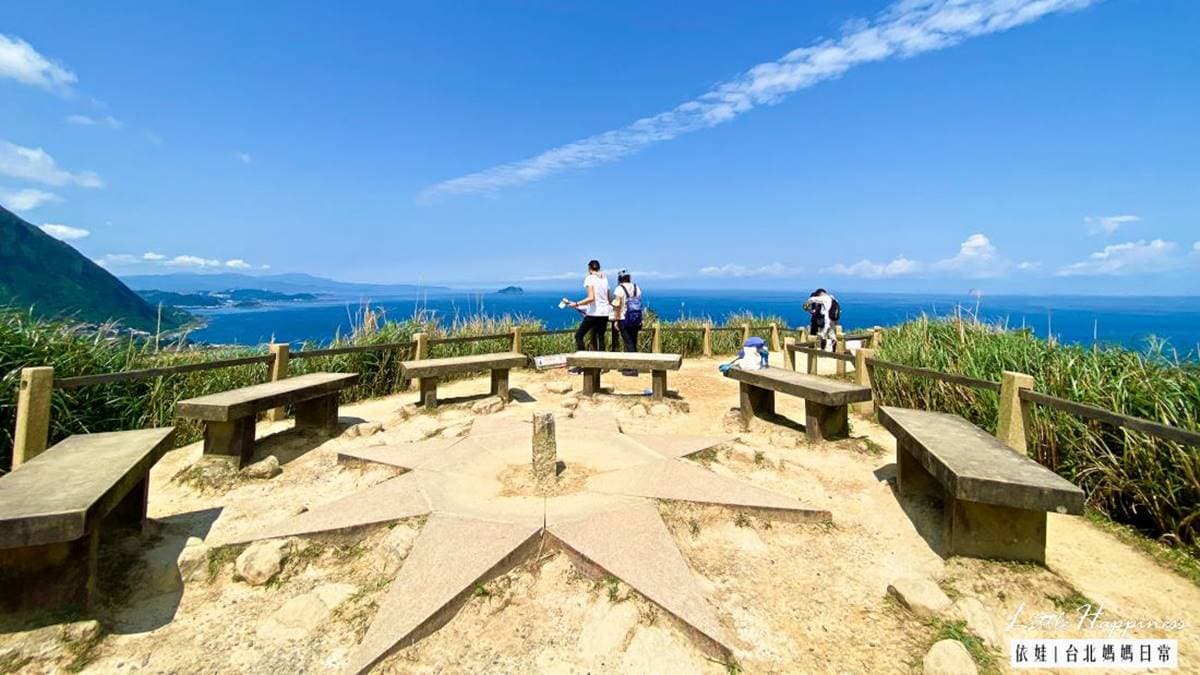 主峰的地上有個星芒陣，其實是圖根點，就是專為測量標高的基點。（圖片來源：依娃旅行小確幸）