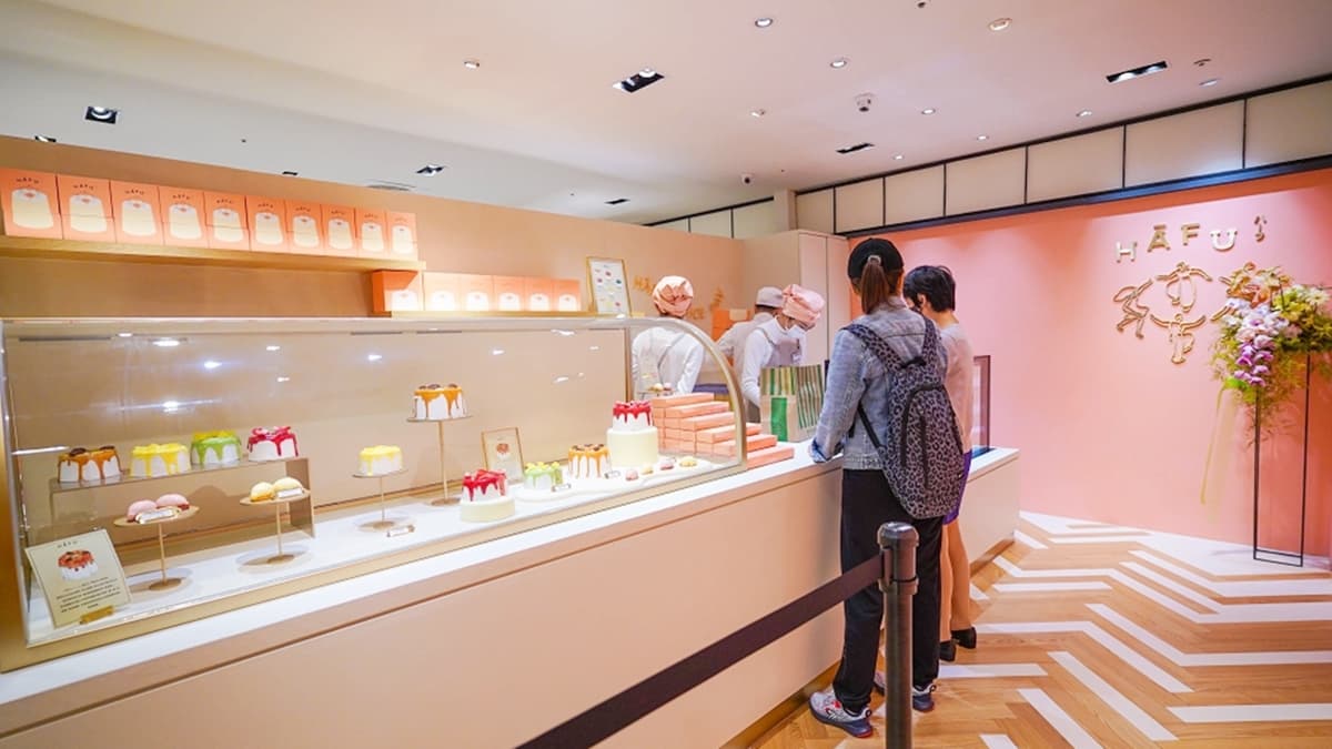 店面主視覺的配色好好看，連店員服裝也有特別設計過。（圖片來源：剎有其食）