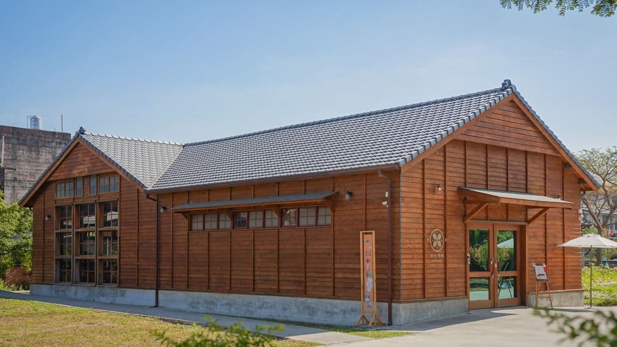 菸葉輔導站的木造日式建築，現已改建成「菸仕物所」。（圖片來源：美食好芃友）
