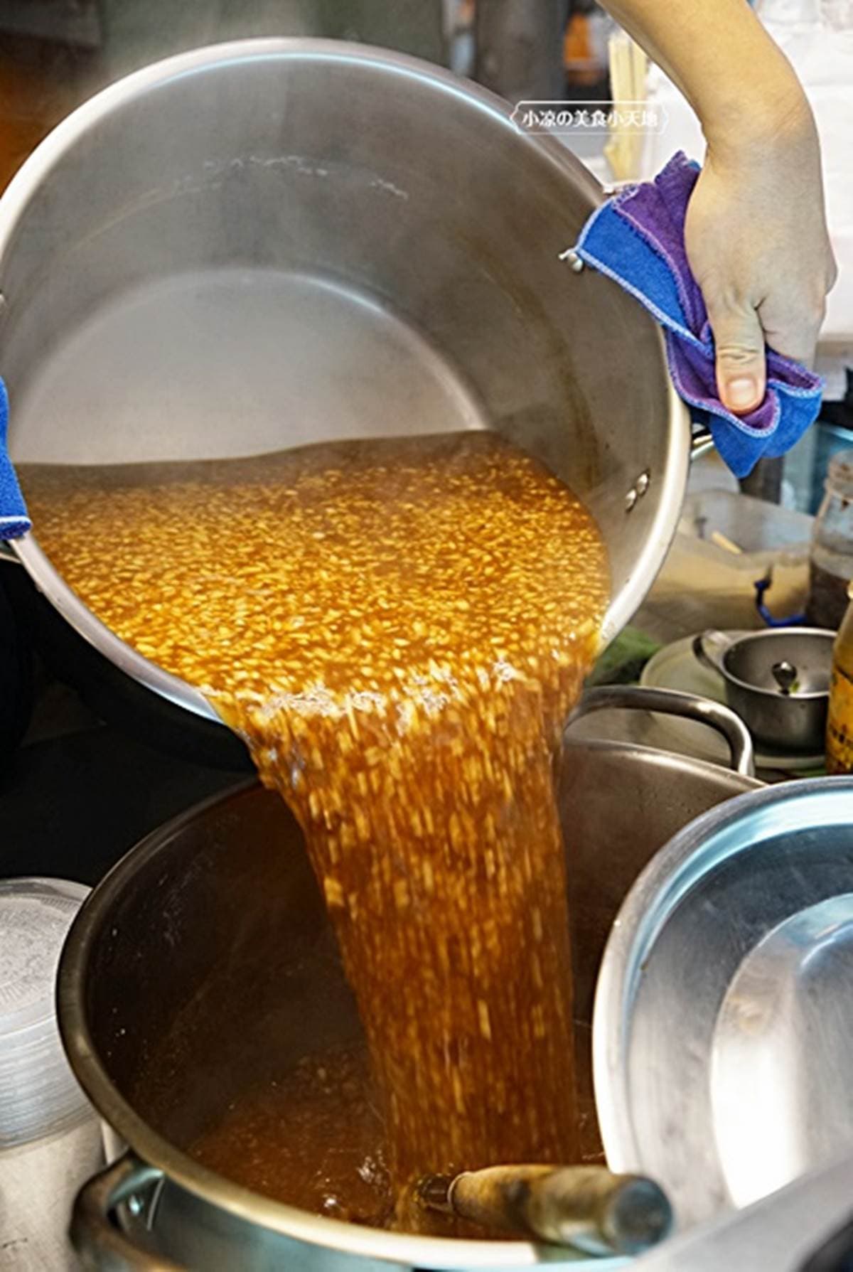 藏身忠孝夜市！現滷「爆汁豆干」吸飽蔥蒜祕醬超唰嘴，必搭蒜味拌麵更飽足