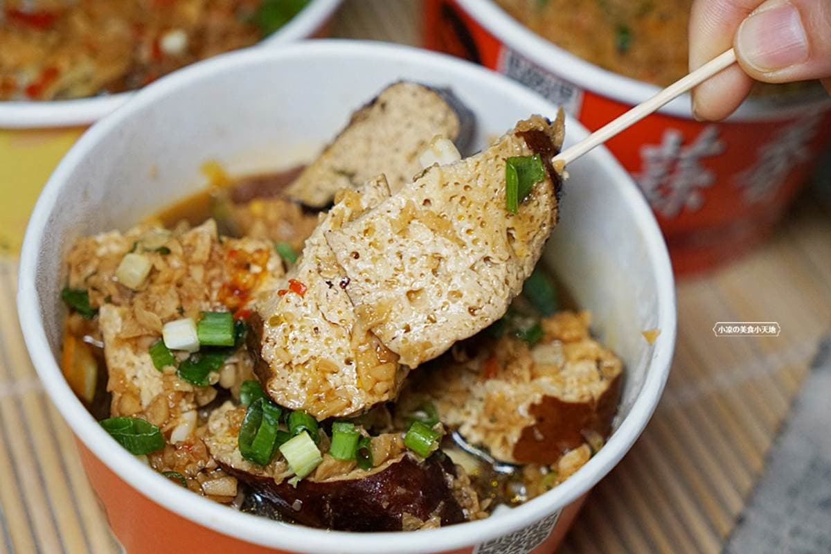 藏身忠孝夜市！現滷「爆汁豆干」吸飽蔥蒜祕醬超唰嘴，必搭蒜味拌麵更飽足