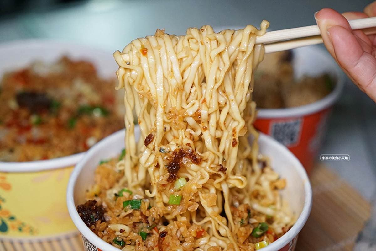 藏身忠孝夜市！現滷「爆汁豆干」吸飽蔥蒜祕醬超唰嘴，必搭蒜味拌麵更飽足