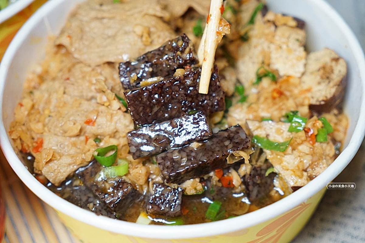 藏身忠孝夜市！現滷「爆汁豆干」吸飽蔥蒜祕醬超唰嘴，必搭蒜味拌麵更飽足
