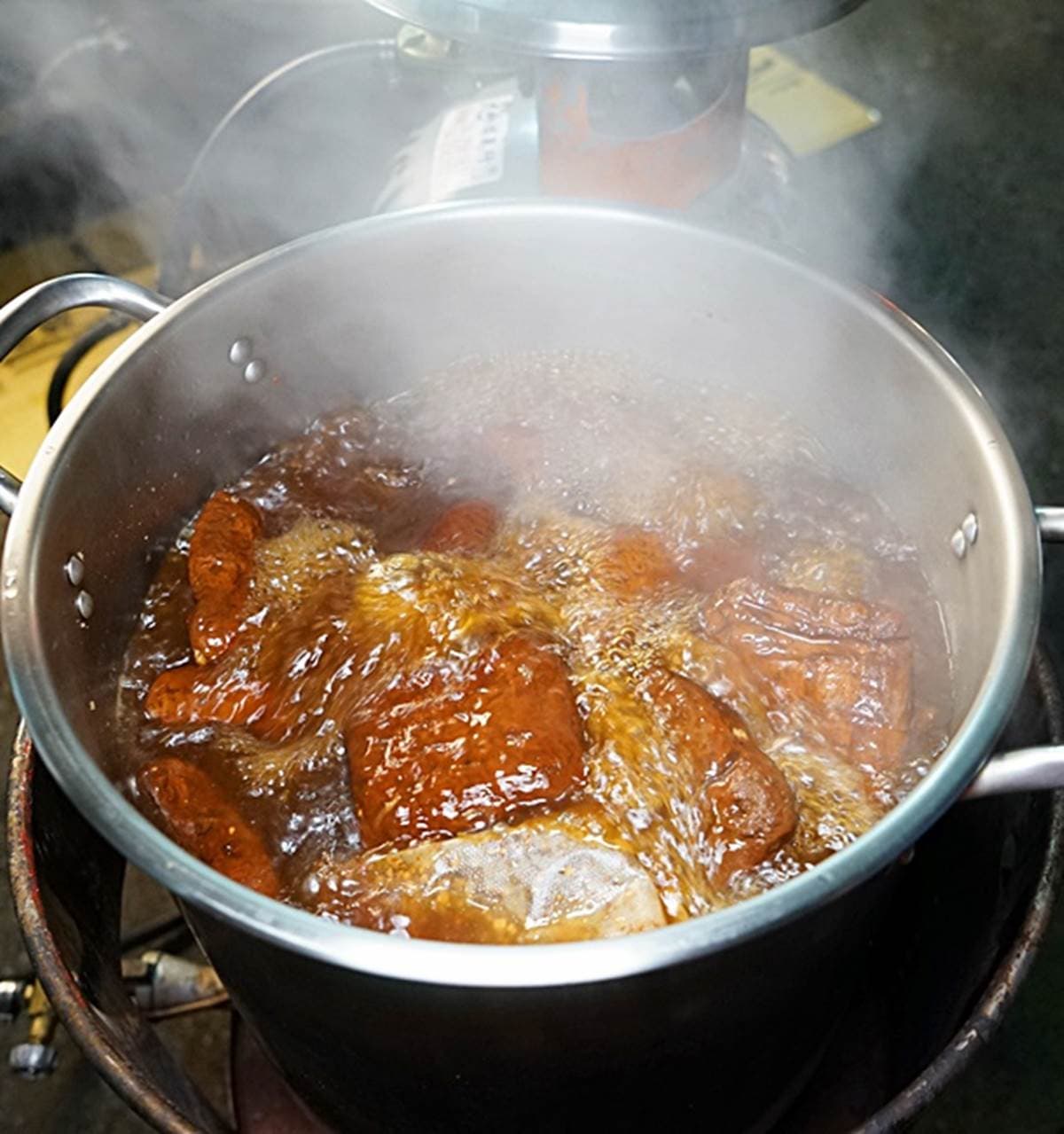 藏身忠孝夜市！現滷「爆汁豆干」吸飽蔥蒜祕醬超唰嘴，必搭蒜味拌麵更飽足