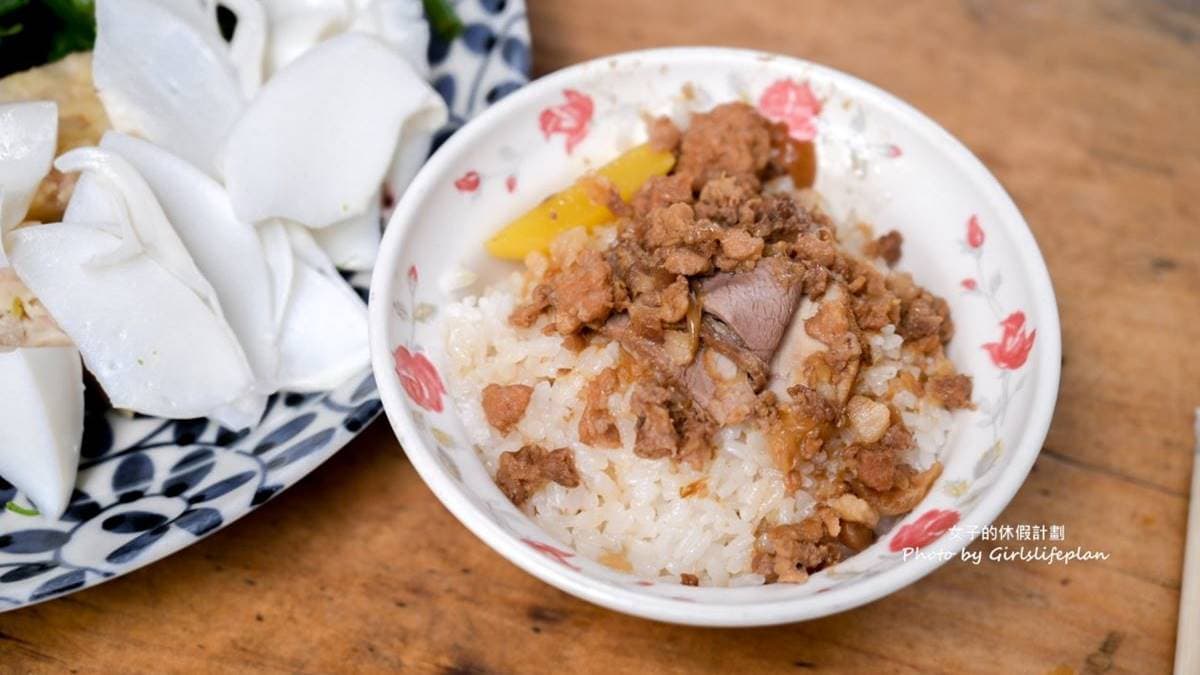 滷肉飯粒粒分明，甚至還有附肉片！（圖片來源：女子的休假計劃）