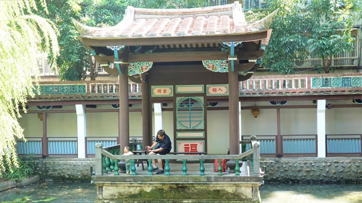 方鑑齋前方有個方形水池，因為水面如鏡，所以稱之為方鑑。（圖片來源：花洛米一起去玩耍）