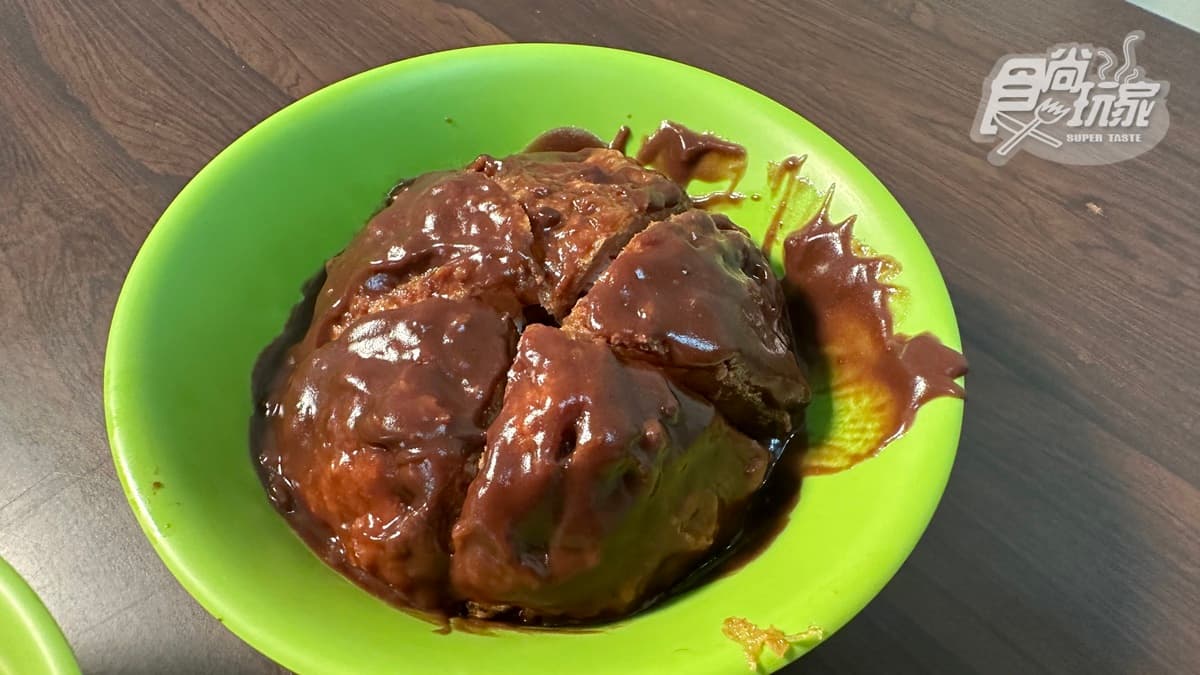 「炸蛋巧克力肉圓」散發可可香，感覺像在吃麻糬。