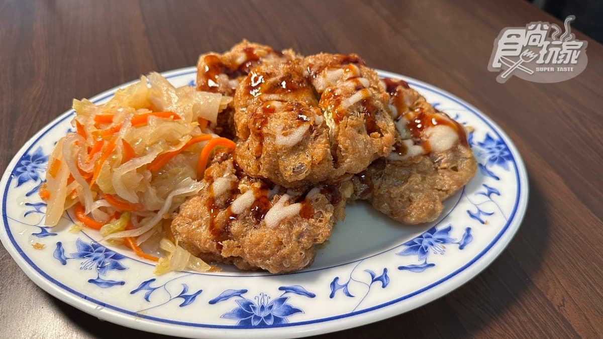 「炸蛋臭豆腐」咬下去外面有一層蛋香，加上泡菜超絕配。