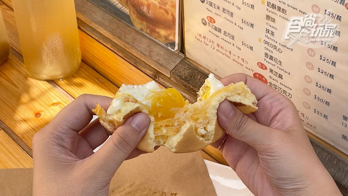 「起司蛋雞蛋燒」裡面滿滿的蛋黃，搭配香濃的起司很美味。