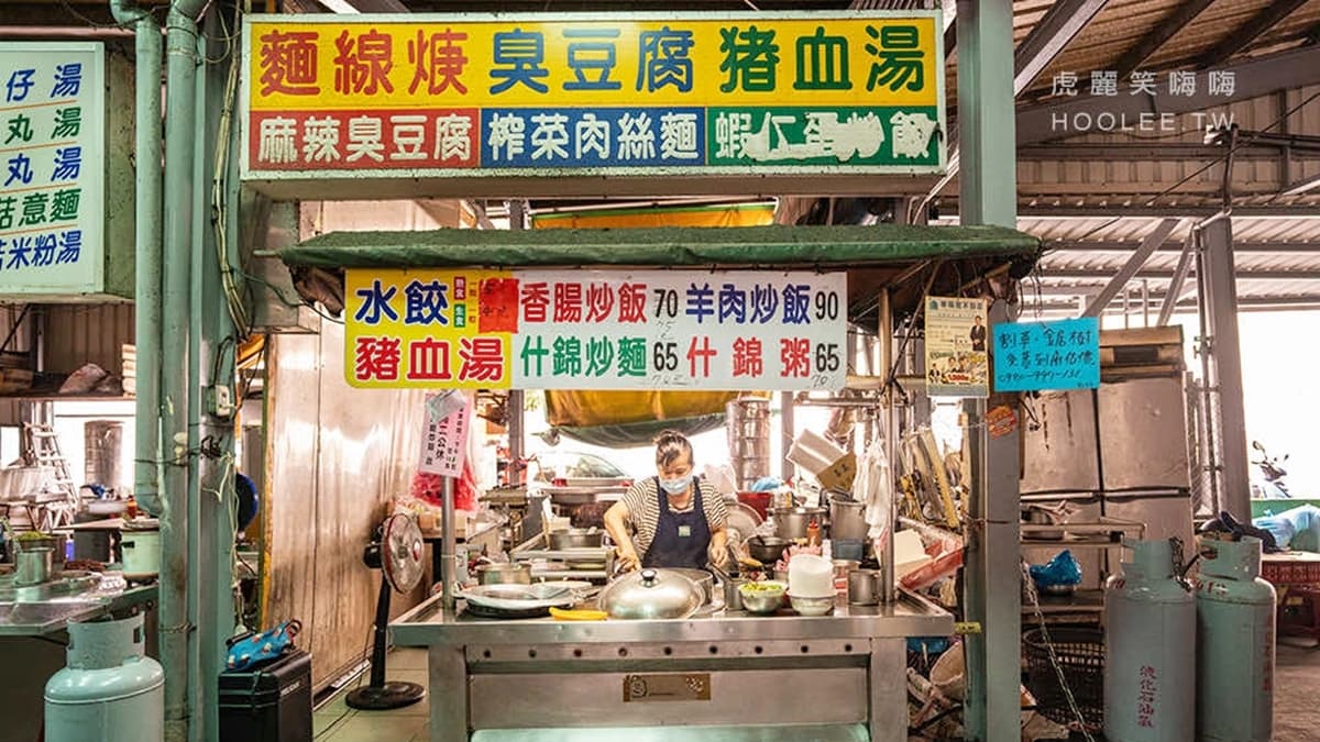 這家超人氣的「阿嬤炒飯」，就藏身在楠梓的右昌美食廣場內。（圖片來源：虎麗笑嗨嗨）