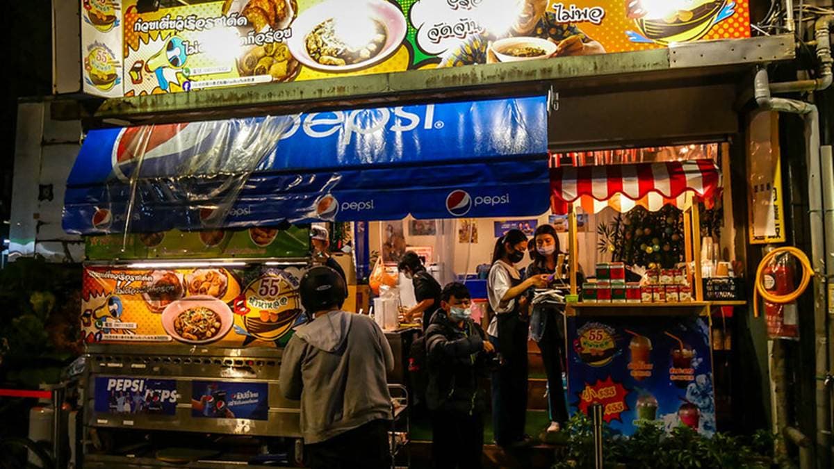 店內用餐環境很有泰國當地小吃店的氛圍。（圖片來源：鄉民食堂）