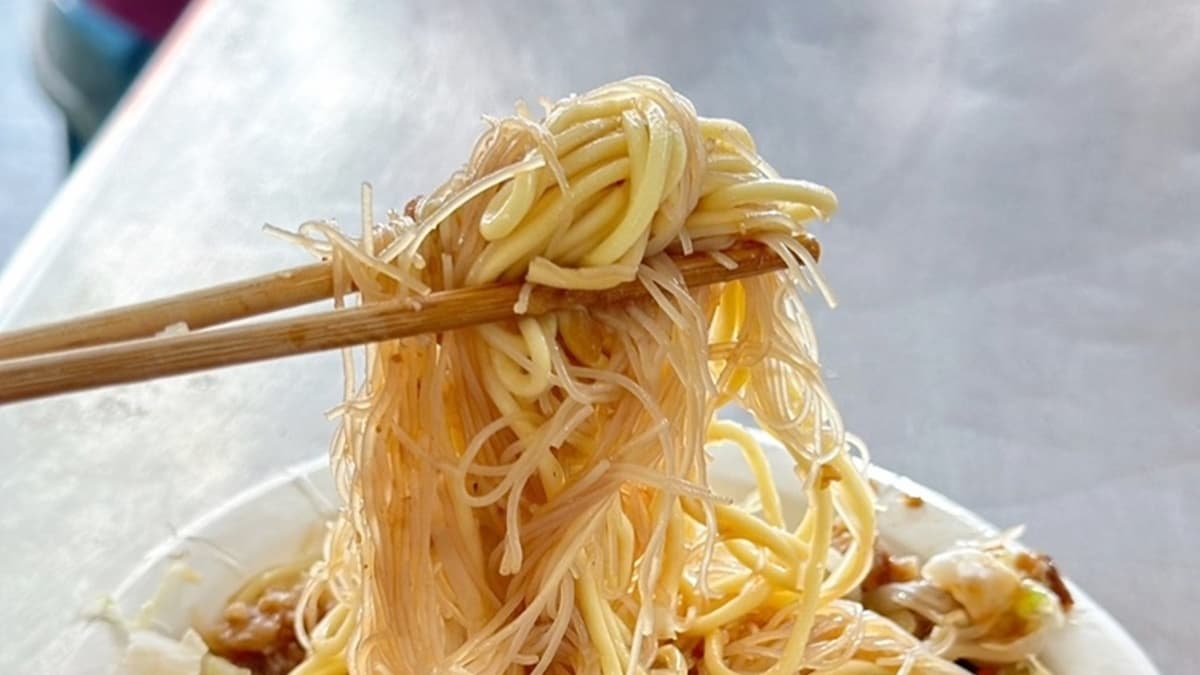 米粉軟嫩不卡喉，醬汁也不死鹹，味道剛剛好。（圖片來源：熱血玩台南。跳躍新世界）