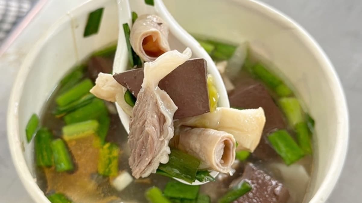 豬血吃起來脆口，腸子、肝連、骨肉處理得很乾淨，不沾醬都好好吃。（圖片來源：熱血玩台南。跳躍新世界）