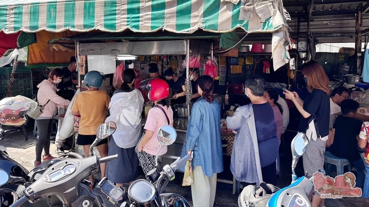 地點位於市場入口處，生意很好，排隊人潮不斷。（圖片來源：熱血玩台南。跳躍新世界）