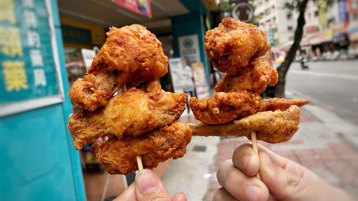 豆乳雞肉質很厚實，炸到金黃微酥，又保有鮮嫩口感。（圖片來源：跟著尼力吃喝玩樂）