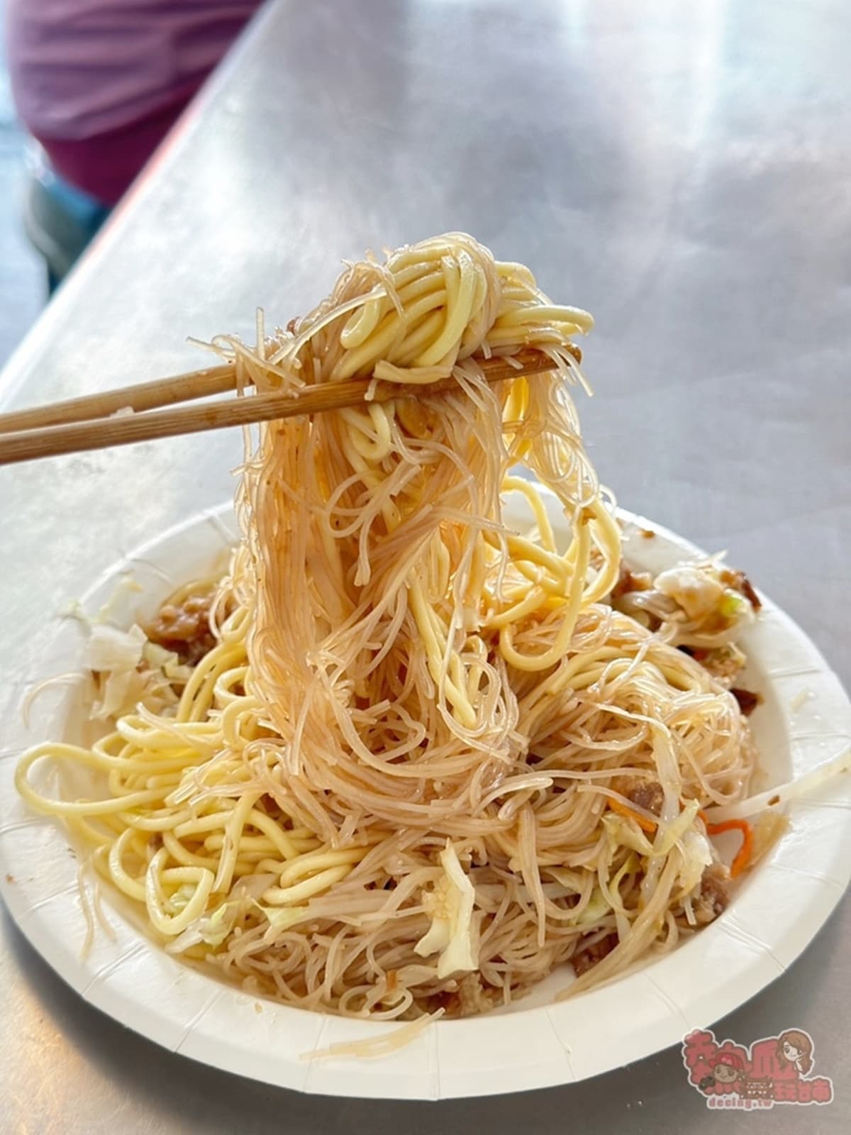 台南市場排隊夯翻！35元「米粉＋炒麵」婆媽最愛銅板美食，滿料豬血湯也必點