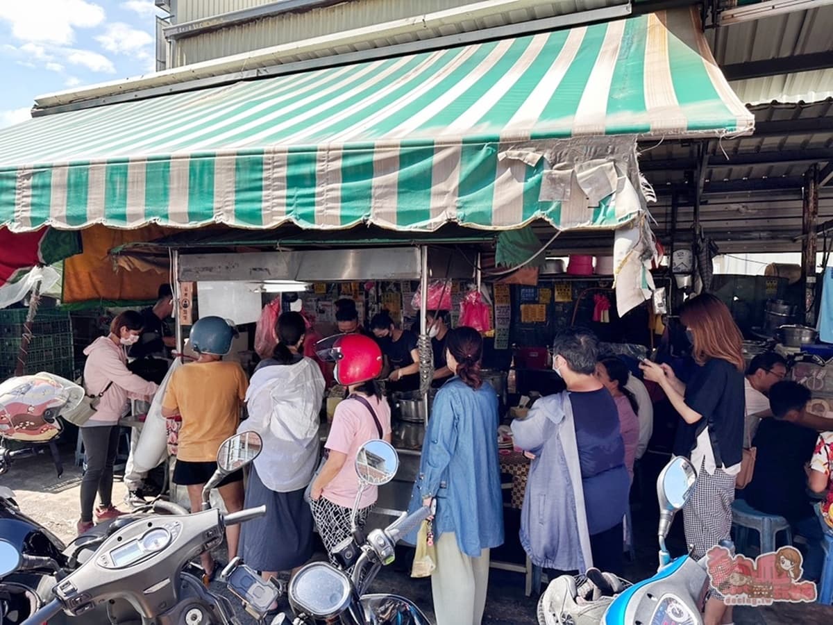 台南市場排隊夯翻！35元「米粉＋炒麵」婆媽最愛銅板美食，滿料豬血湯也必點