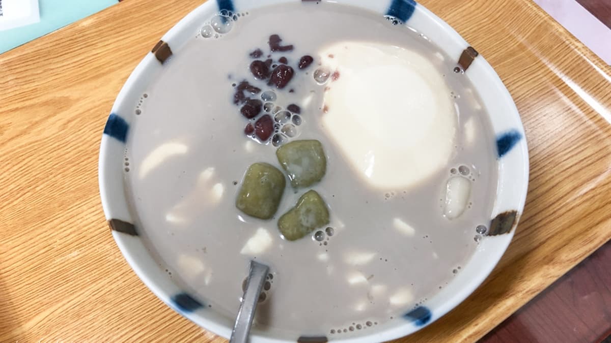 自從吃過他們家的黑豆漿就回不去了，自家熬煮的豆香味很濃。（圖片來源：依娜的漫慢拾旅）