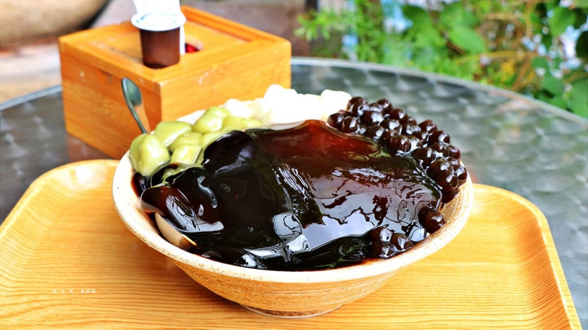 「綜合仙草冰」配上奶油球真是說不出的搭。（圖片來源：敦小蓮の食旅錄）