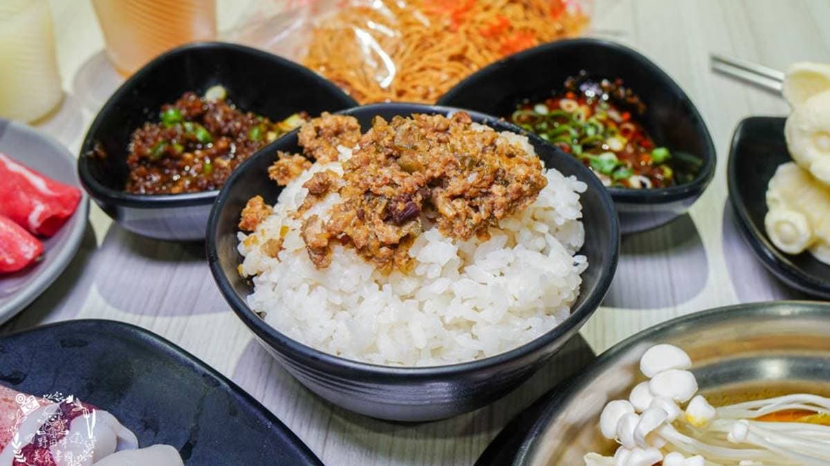 自助區有香噴噴的瓜仔肉燥，可以淋在白飯或麵食上。（圖片來源：野田咩的美食書國）