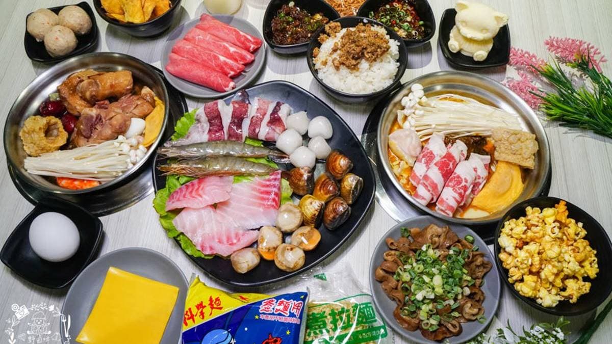 火鍋湯底有很多選擇，自助吧還提供主食、冰品、飲料、甜食吃到飽。（圖片來源：野田咩的美食書國）