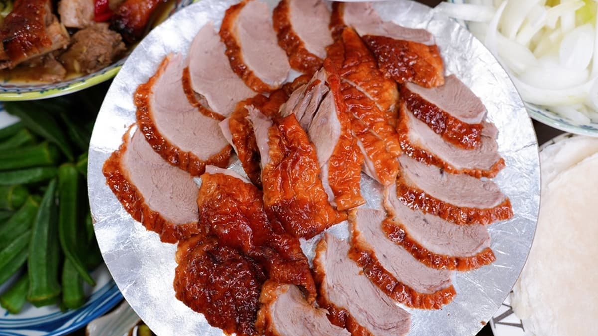帶皮片鴨肉質相當粉嫩誘人。（圖片來源：瑋瑋美食萬歲）