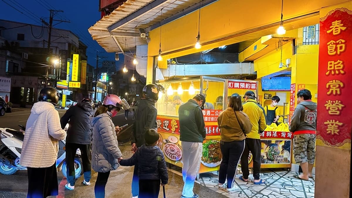 店家生意非常好，現場排隊人潮不斷，購買前可以先打電話訂購。（圖片來源：瑋瑋美食萬歲）