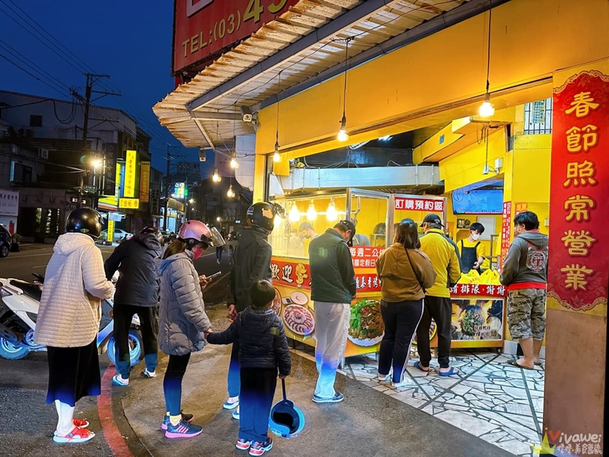 漲價在地人依然愛！桃園「烤鴨二吃」排隊半小時起跳，大分量辣炒鴨架超過癮