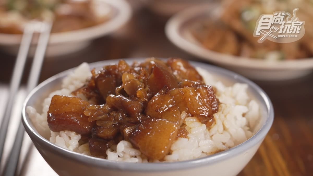 「肉燥飯」肥肉切丁後，豬油的味道就會很明顯，但也不會太鹹。