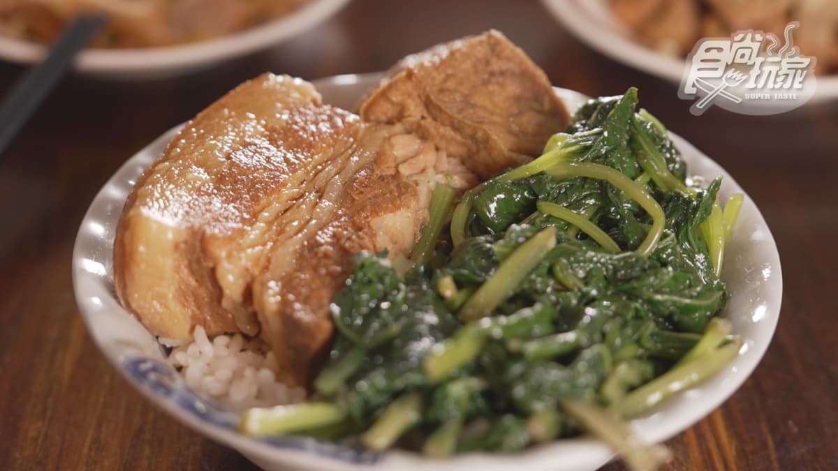 「焢肉飯」吃起來不會太油，因為瘦肉的部分也不少，還有一點配菜可以一起吃。