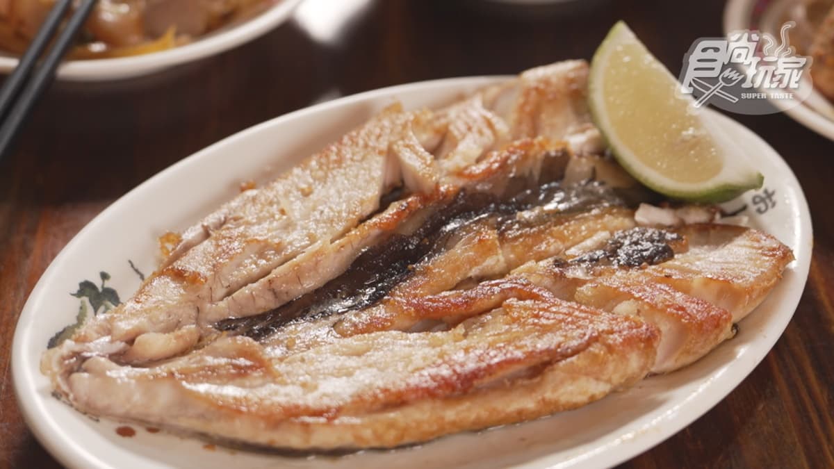 因為店家在料理「乾煎虱目魚肚」的時候，表皮有抹薄薄的鹽，因此吃原味就很夠味了。，