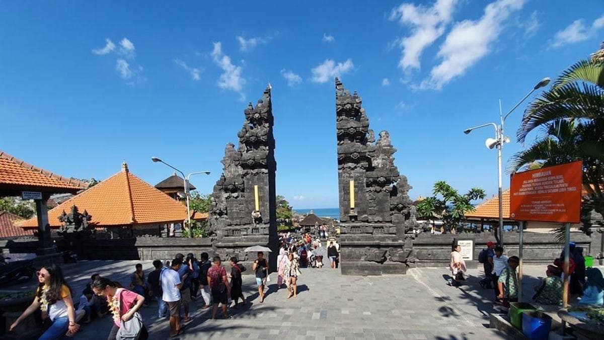 峇里島推薦景點名單一定有「海神廟」，這裡的遊客真的不是普通的多。（圖片來源：Yuki‘s Life）