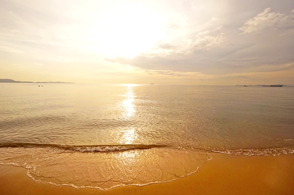 真實版《芭比》海灘！爽躺整片「粉紅浮誇系懶骨頭」，賞夕陽、海景超Chill