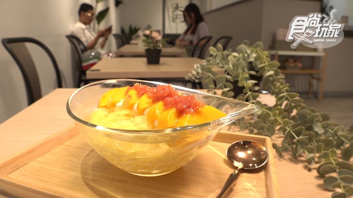 「鮮芒甘露片冰」很清爽，芒果切得很厚實，也給得很多。