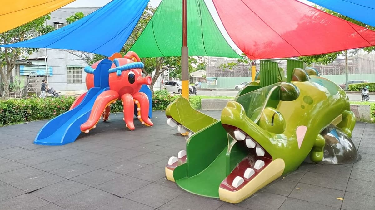 公園也設有幼兒專區，這裡適合3歲左右的小小孩溜滑梯。（圖片來源：Vicky媽媽的遊樂園）