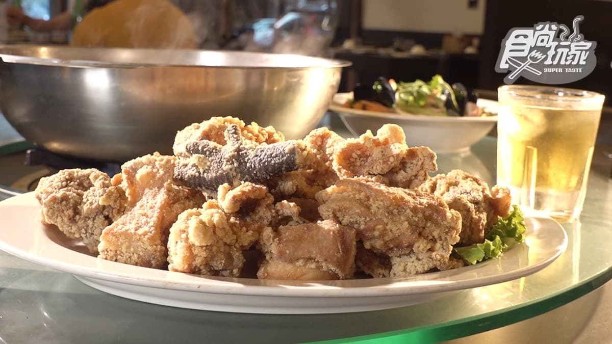 「鹽酥雞」咬起來很脆，比一般的鹹酥雞還要大塊，也吃得到少見的炸雞爪。