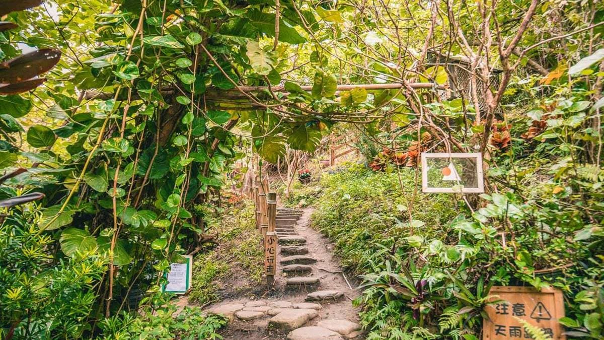 園區以不破壞原地形的方式構築，可以感受到濃厚的山林氣息。（圖片來源：大手牽小手玩樂趣）