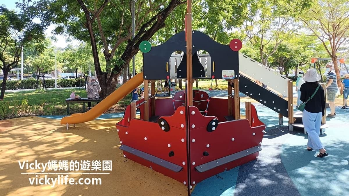 小型的攀岩區適合3至5歲的孩子，高度不高卻很有在地意象。（圖片來源：Vicky媽媽的遊樂園）