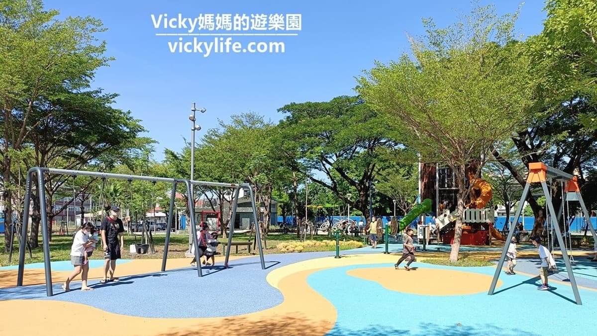 盪鞦韆區除了有親子同座鞦韆外，還有學齡前可單獨乘坐的鞦韆。（圖片來源：Vicky媽媽的遊樂園）