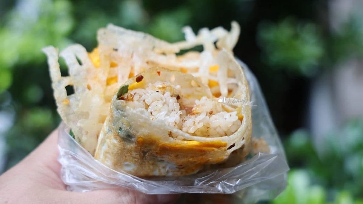 「格子蛋餅包飯」重量很沉，吃完會很有飽足感。（圖片來源：ifunny 艾方妮的遊樂場）